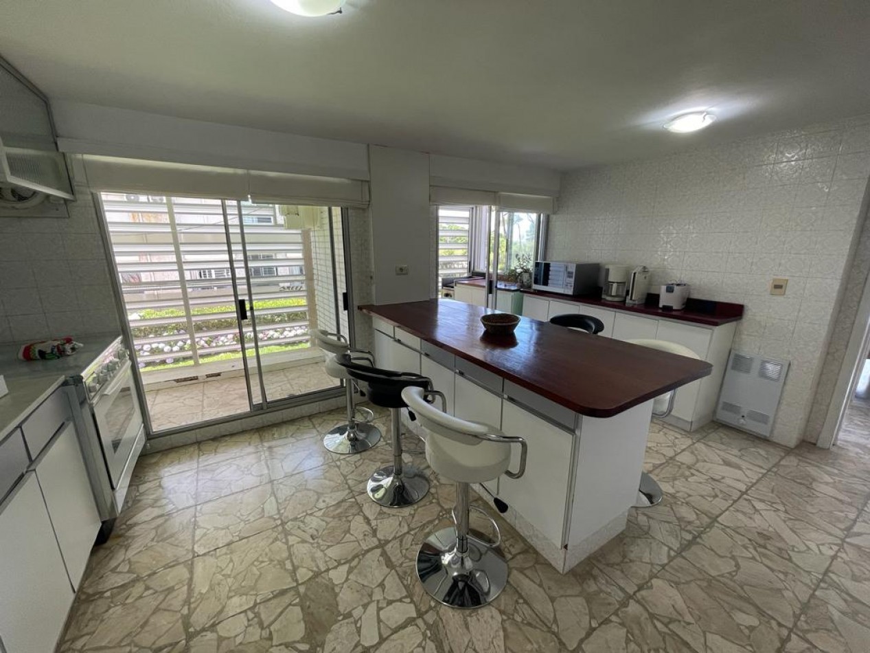 Unidad primera linea playa mansa 3 dormitorios en venta, vista directa al mar 
