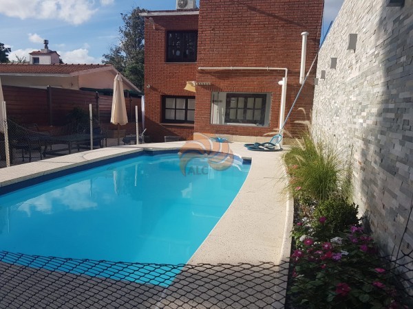 Casa con piscina climatizada de 3 dormitorios en Jardines de Cordoba. Venta y alquiler temporal