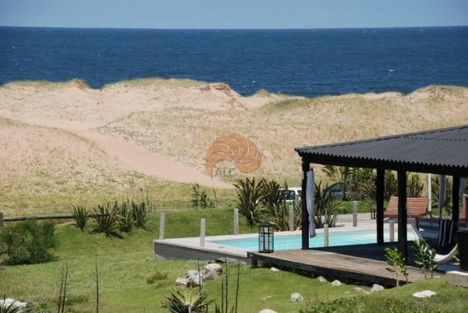 Casa de 5 dormitorios frente al mar con piscina en Punta Ballena